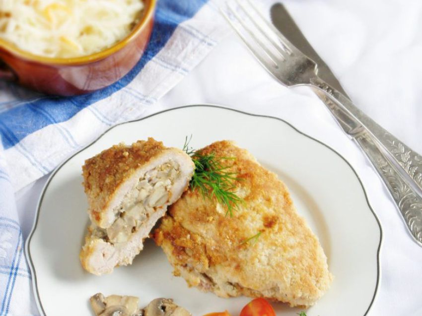 Kotlety schabowe inaczej - z pieczarkami i serem Kotlety schabowe inaczej - z pieczarkami i serem