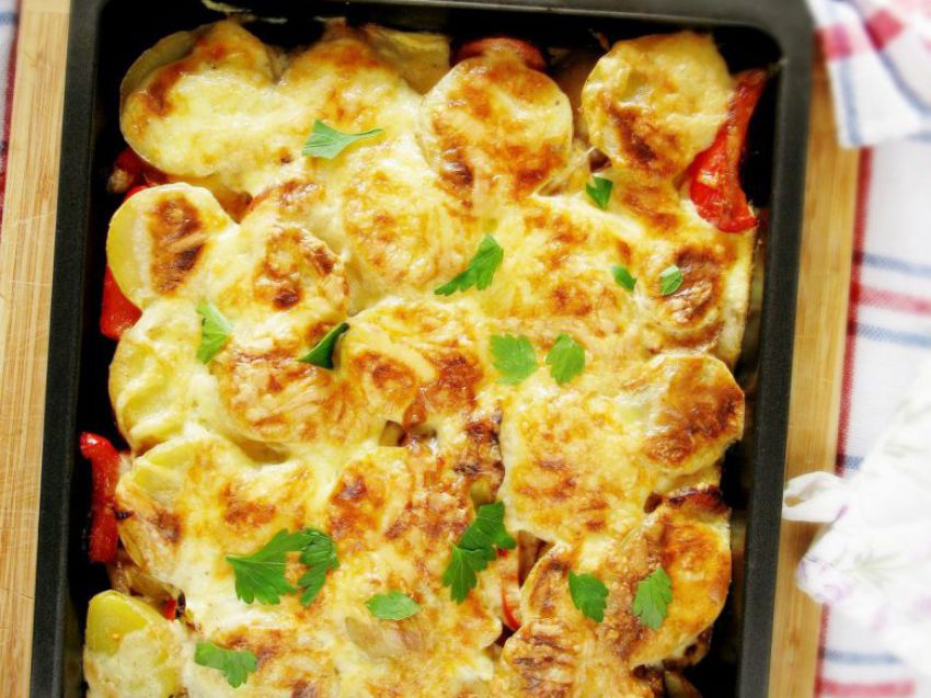Chłopska zapiekanka z kiełbasy i ziemniaków Chłopska zapiekanka z kiełbasy i ziemniaków