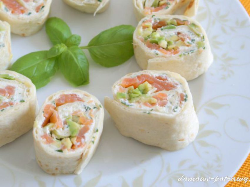 Mini tortille z wędzonym łososiem Mini tortille z wędzonym łososiem