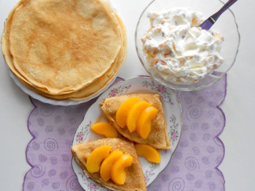 Naleśniki z serem i brzoskwiniami Naleśniki z serem i brzoskwiniami