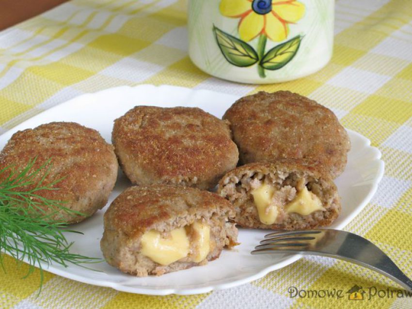 Kotlety mielone z żółtym serem Kotlety mielone z żółtym serem