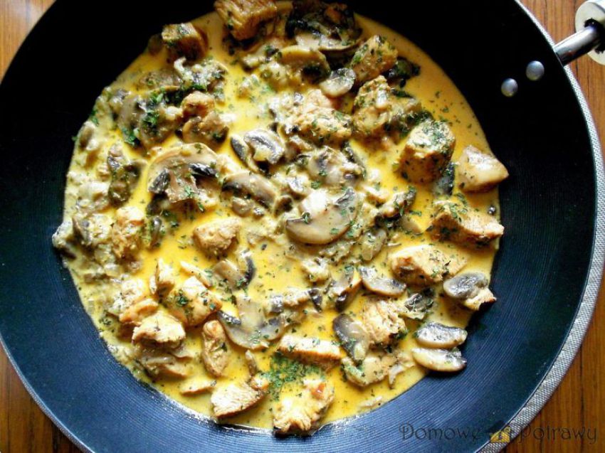 Kurczak w sosie śmietanowo-pieczarkowym Kurczak w sosie śmietanowo-pieczarkowym