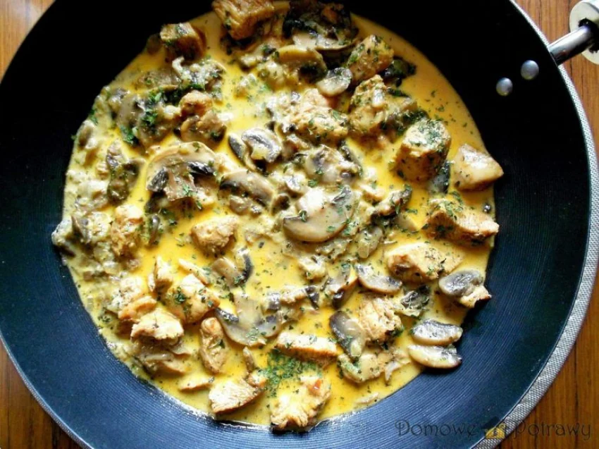 Kurczak w sosie śmietanowo-pieczarkowym Kurczak w sosie śmietanowo-pieczarkowym