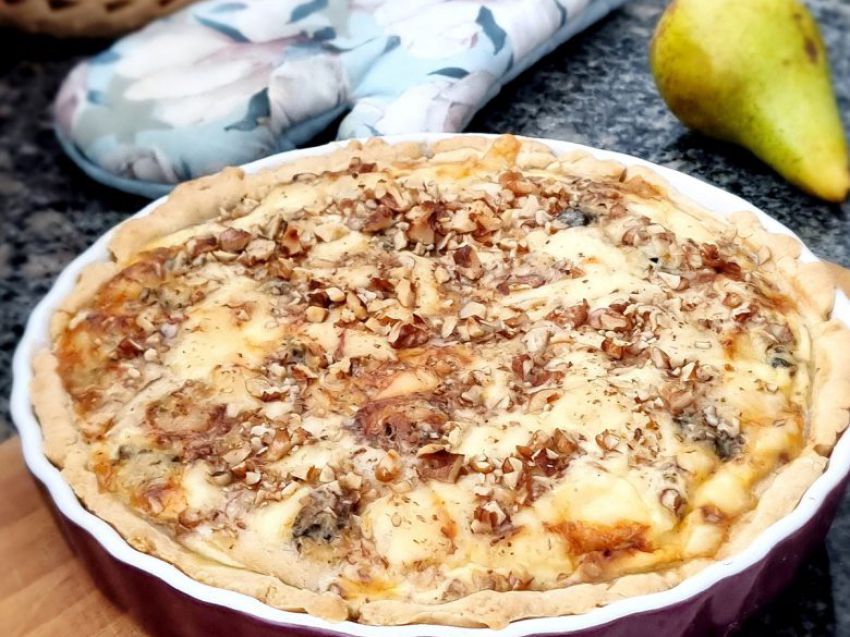 Tarta z gruszką, serem gorgonzola i orzechami Tarta z gruszką, serem gorgonzola i orzechami