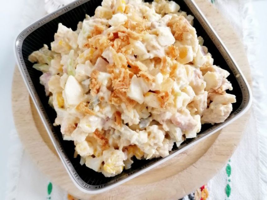 Sałatka z jajkiem i prażoną cebulką Sałatka z jajkiem i prażoną cebulką