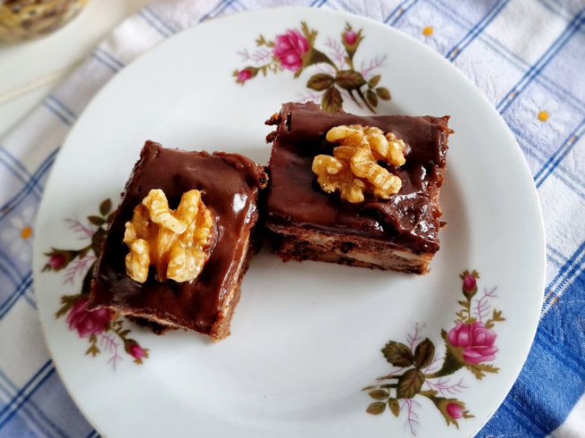 Kakaowe ciasto z jabłkami i orzechami Kakaowe ciasto z jabłkami i orzechami