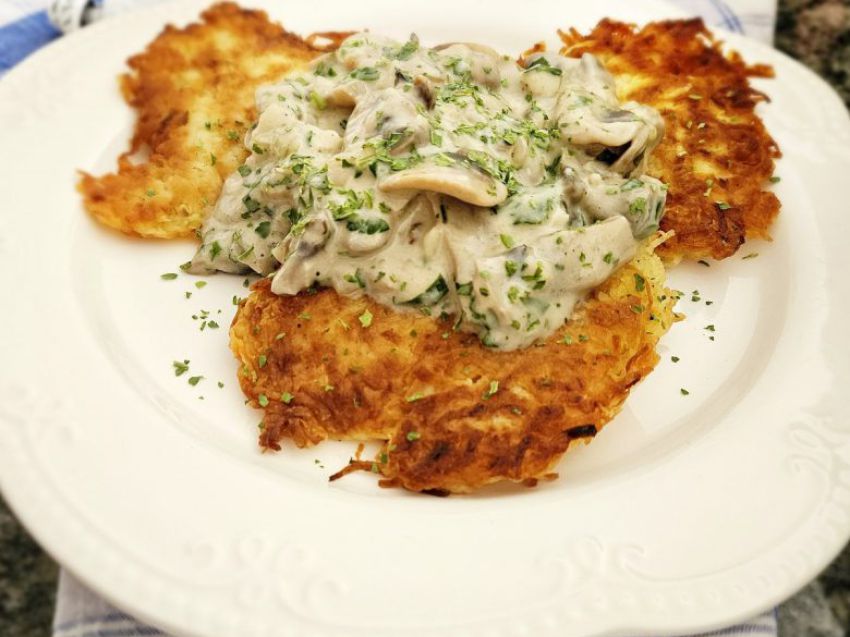 Placki ziemniaczane z sosem pieczarkowym Placki ziemniaczane z sosem pieczarkowym