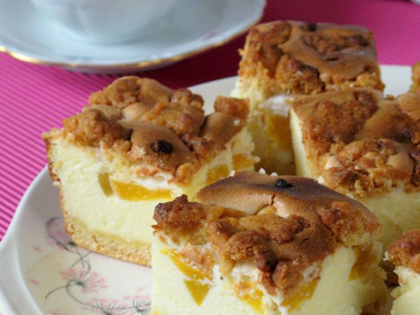 Sernik z brzoskwiniami Sernik z brzoskwiniami