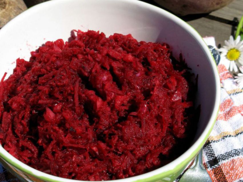 Surówka z surowych buraków i jabłka Surówka z surowych buraków i jabłka