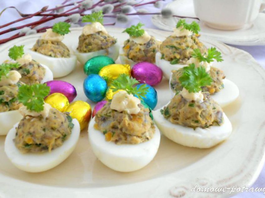 Jajka faszerowane pieczarkami i żółtym serem Jajka faszerowane pieczarkami i żółtym serem