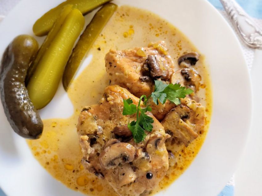 Schab w sosie śmietanowo-pieczarkowym Schab w sosie śmietanowo-pieczarkowym