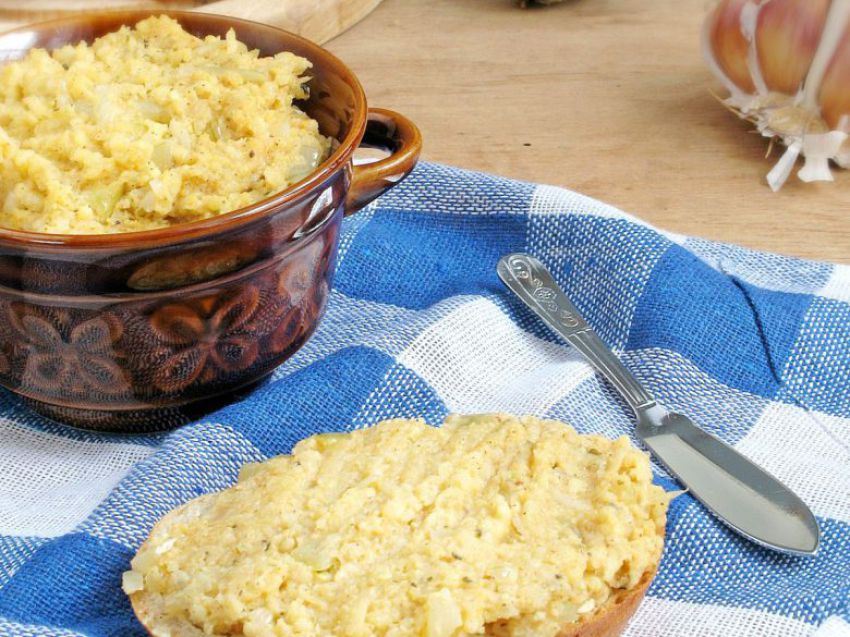 Pasta z kaszy jaglanej z jabłkiem i cebulą Pasta z kaszy jaglanej z jabłkiem i cebulą