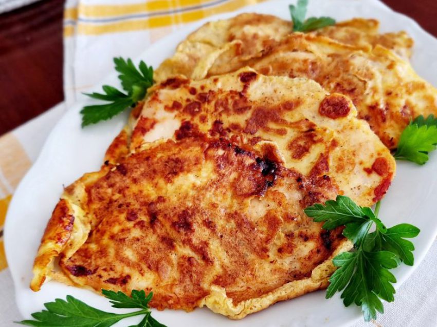 Eskalopki z piersi kurczaka w cieście naleśnikowym Eskalopki z piersi kurczaka w cieście naleśnikowym