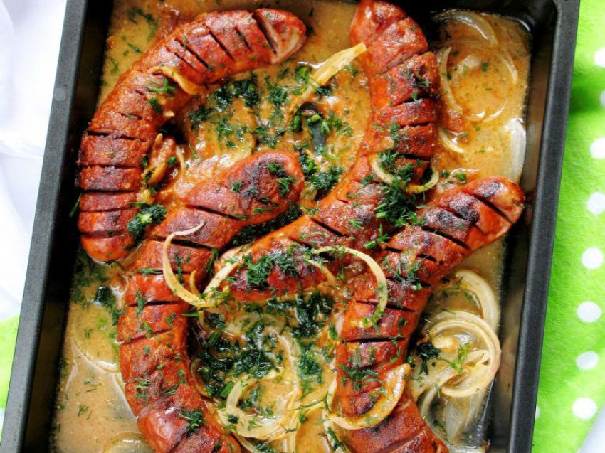 Kiełbasa pieczona w piekarniku Kiełbasa pieczona w piekarniku