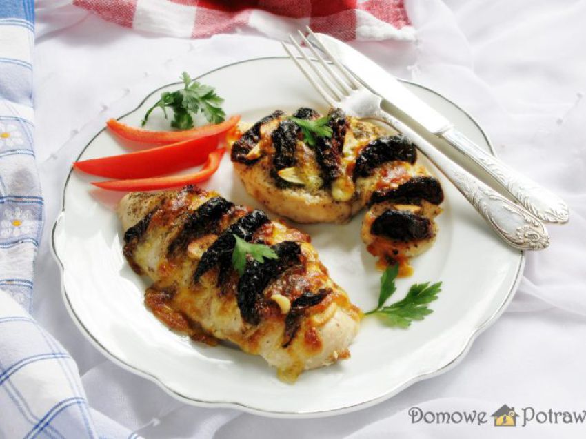 Pierś z kurczaka nadziewana mozzarellą i suszonymi pomidorami Pierś z kurczaka nadziewana mozzarellą i suszonymi pomidorami