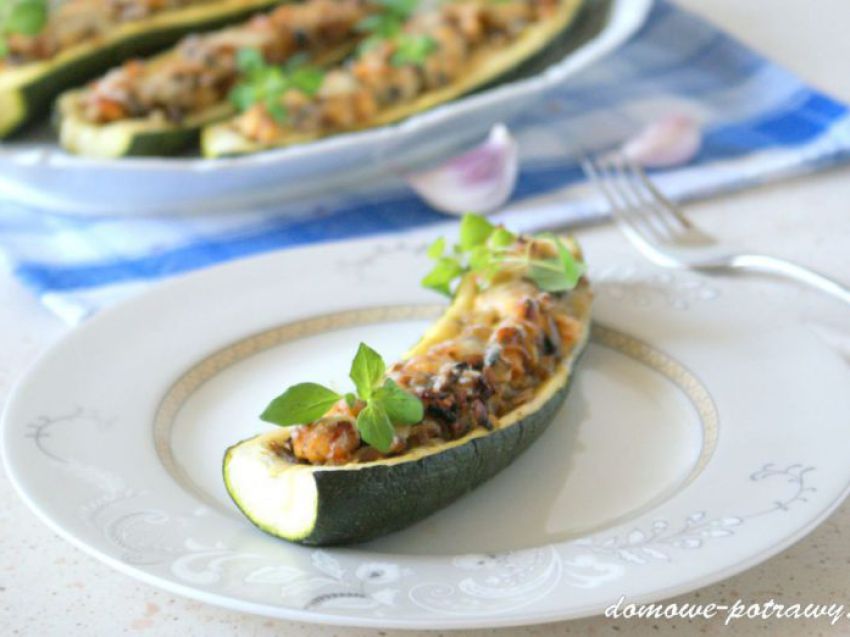 Cukinia faszerowana kurczakiem i pieczarkami Cukinia faszerowana kurczakiem i pieczarkami