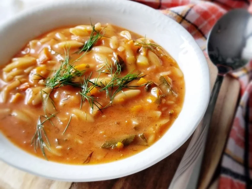Zupa pomidorowa z makaronem orzo Zupa pomidorowa z makaronem orzo