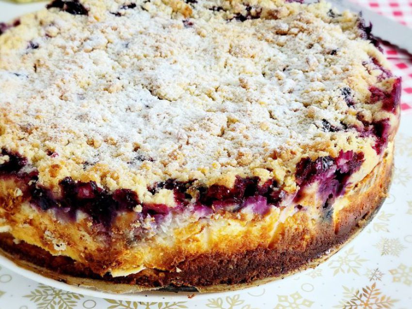 Sernik z borówkami i kruszonką Sernik z borówkami i kruszonką