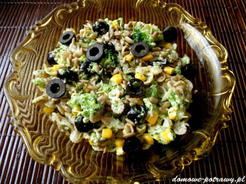 Sałatka makaronowa z brokułem i prażonym słonecznikiem Sałatka makaronowa z brokułem i prażonym słonecznikiem