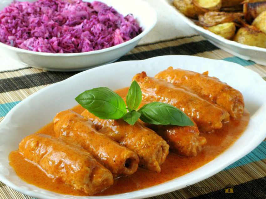 Roladki schabowe w sosie pomidorowym Roladki schabowe w sosie pomidorowym