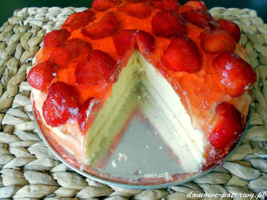 Biszkopt z kremem budyniowym i truskawkami Biszkopt z kremem budyniowym i truskawkami