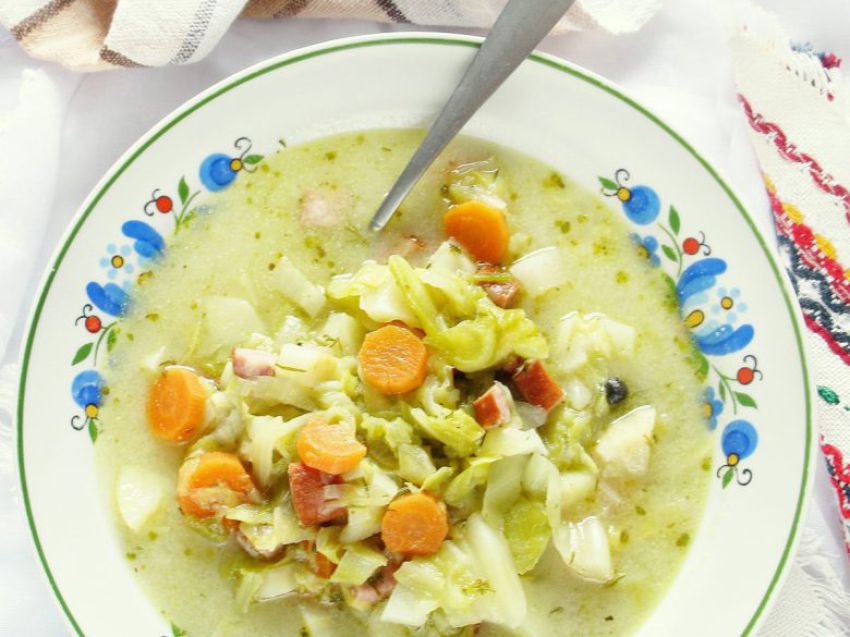 Zupa z młodej kapusty z kiełbasą Zupa z młodej kapusty z kiełbasą