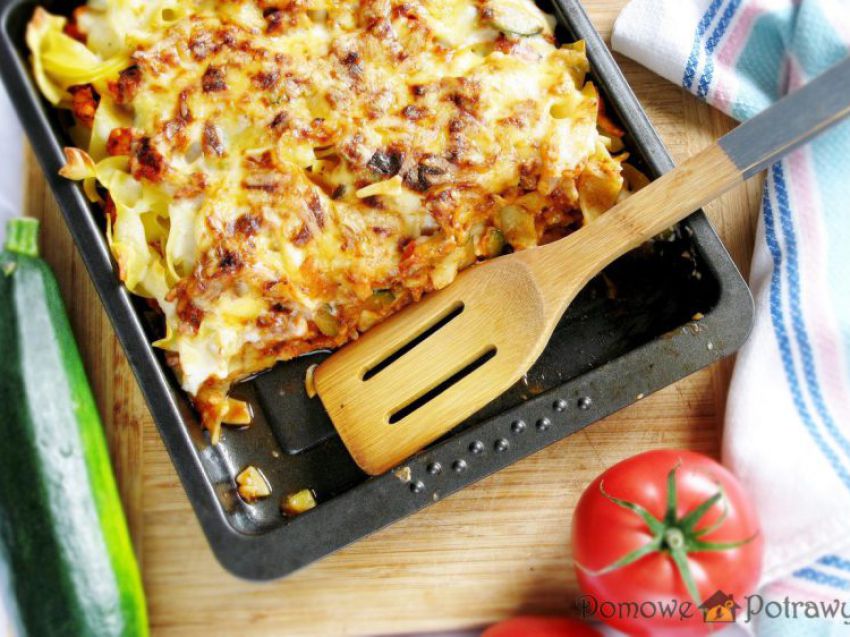Zapiekanka makaronowa z mięsem mielonym i cukinią Zapiekanka makaronowa z mięsem mielonym i cukinią