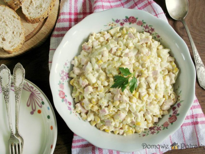 Prosta sałatka z jajkiem i szynką Prosta sałatka z jajkiem i szynką