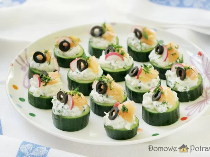 Ogórek faszerowany twarożkiem i wędzonym łososiem Ogórek faszerowany twarożkiem i wędzonym łososiem