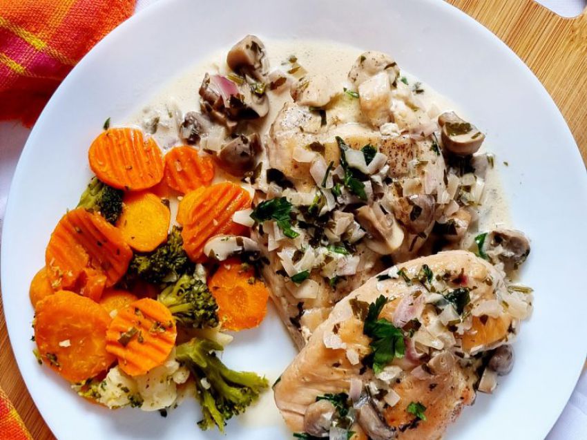 Pierś z kurczaka w sosie śmietanowym z pieczarkami Pierś z kurczaka w sosie śmietanowym z pieczarkami