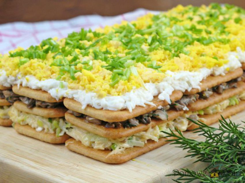 Sałatka na krakersach z pieczarkami i jajkiem Sałatka na krakersach z pieczarkami i jajkiem