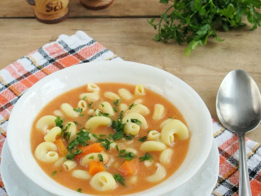 Zupa pomidorowa z makaronem Zupa pomidorowa z makaronem