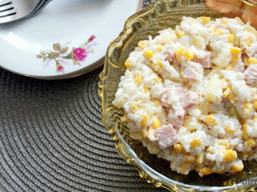 Sałatka ryżowa z szynką i ananasem Sałatka ryżowa z szynką i ananasem