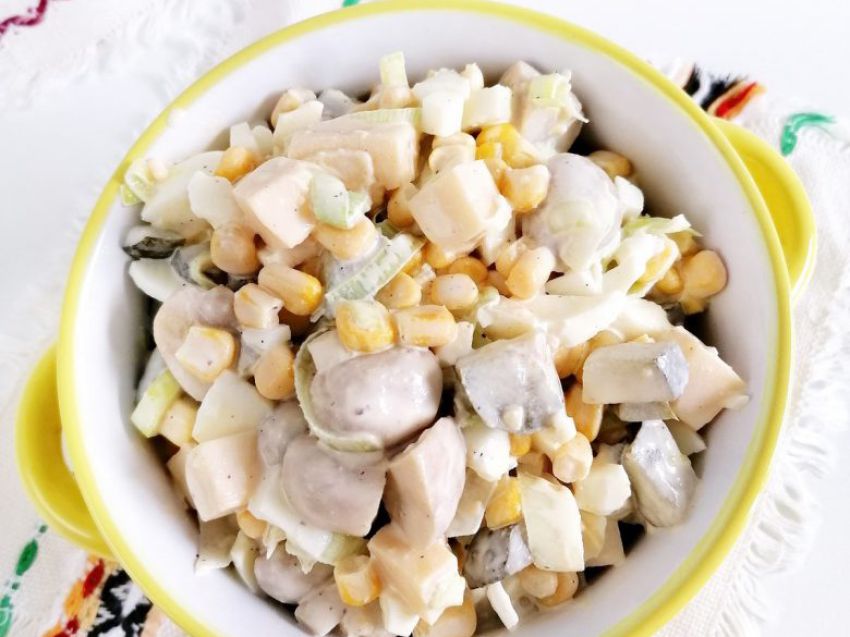 Sałatka z pieczarkami marynowanymi Sałatka z pieczarkami marynowanymi