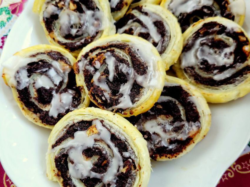 Ślimaczki z ciasta francuskiego z masą makową Ślimaczki z ciasta francuskiego z masą makową