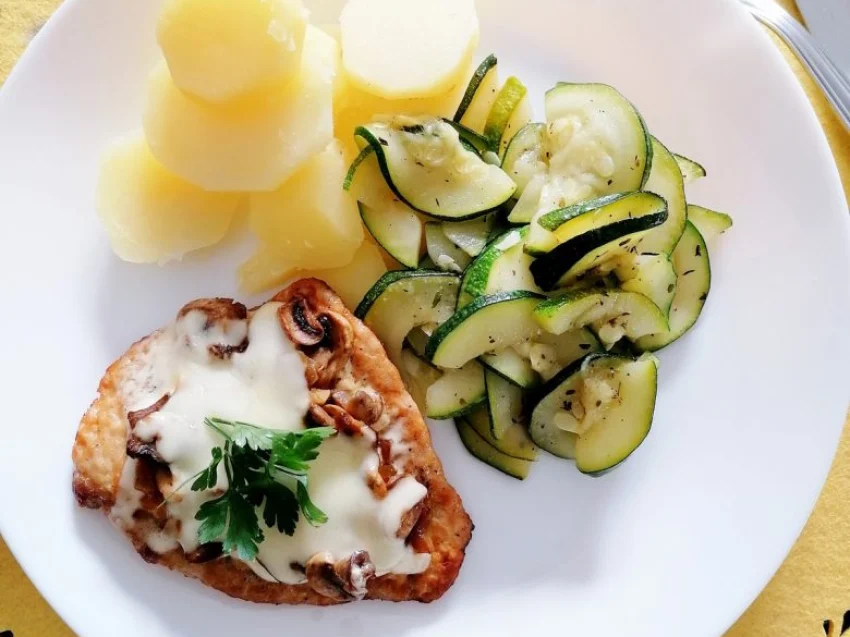 Schab zapiekany z pieczarkami i serem Schab zapiekany z pieczarkami i serem