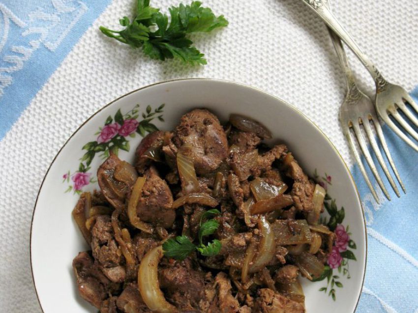 Wątróbka smażona z cebulą Wątróbka smażona z cebulą