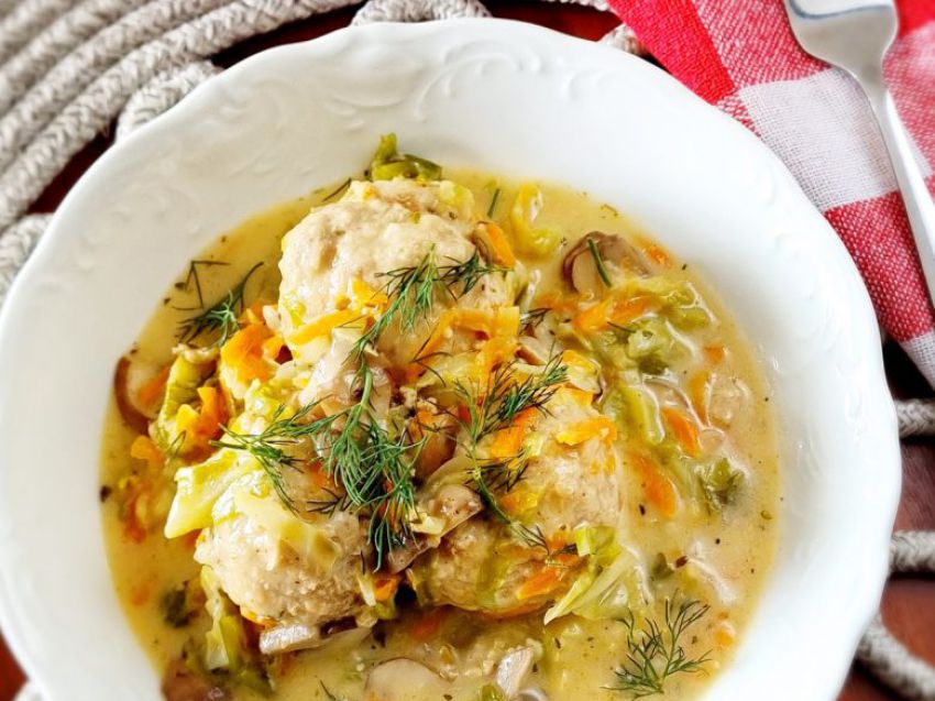 Pulpety w sosie z pieczarkami, młodą kapustą i marchewką Pulpety w sosie z pieczarkami, młodą kapustą i marchewką