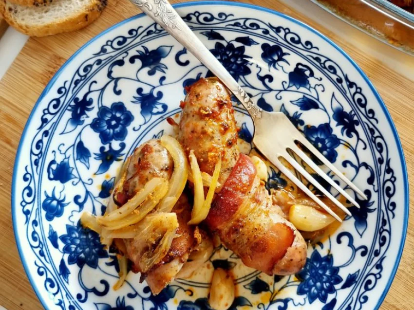 Pieczona biała kiełbasa z boczkiem Pieczona biała kiełbasa z boczkiem