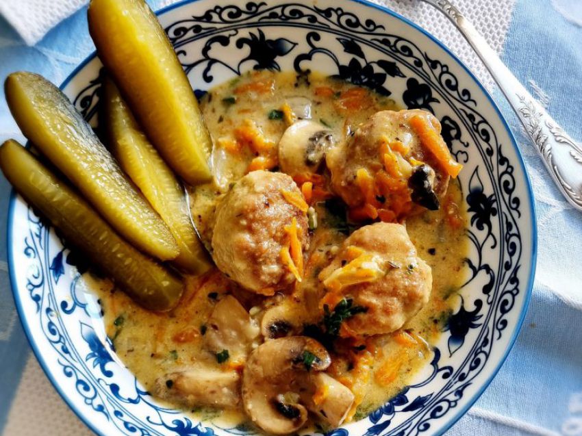 Pulpeciki duszone z pieczarkami i marchewką Pulpeciki duszone z pieczarkami i marchewką