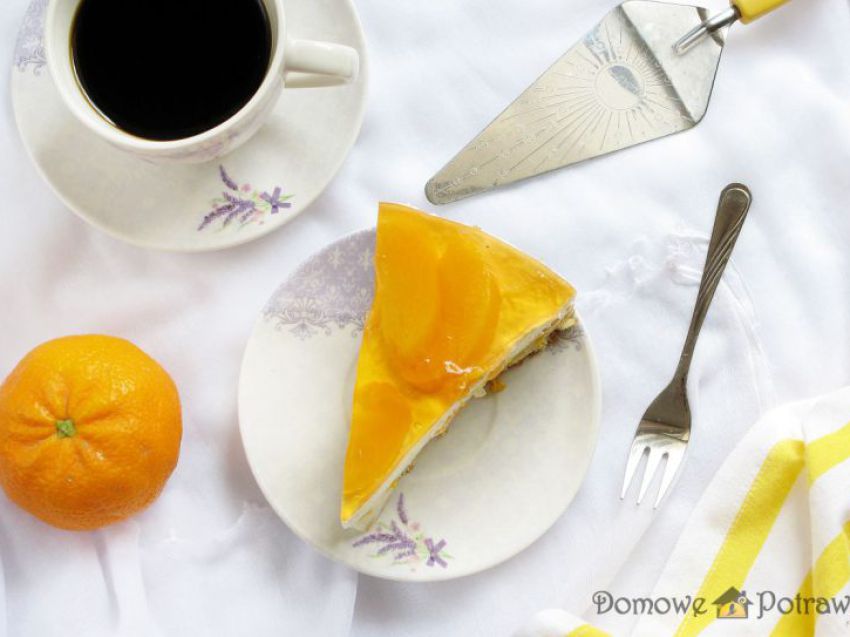 Sernik na zimno z brzoskwiniami Sernik na zimno z brzoskwiniami