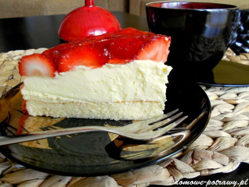 Biszkopt z kremem budyniowym i truskawkami Biszkopt z kremem budyniowym i truskawkami
