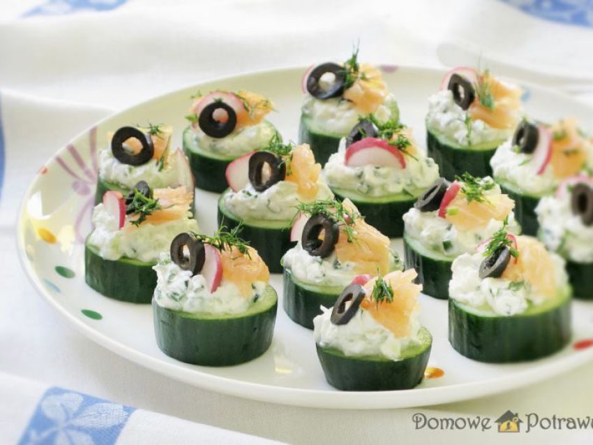 Ogórek faszerowany twarożkiem i wędzonym łososiem Ogórek faszerowany twarożkiem i wędzonym łososiem