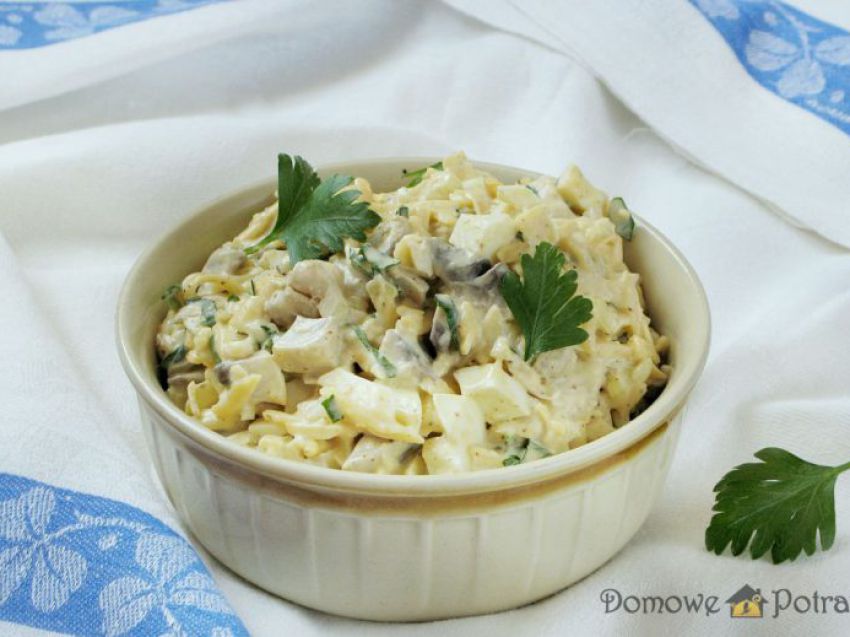 Sałatka z pieczarkami i żółtym serem Sałatka z pieczarkami i żółtym serem