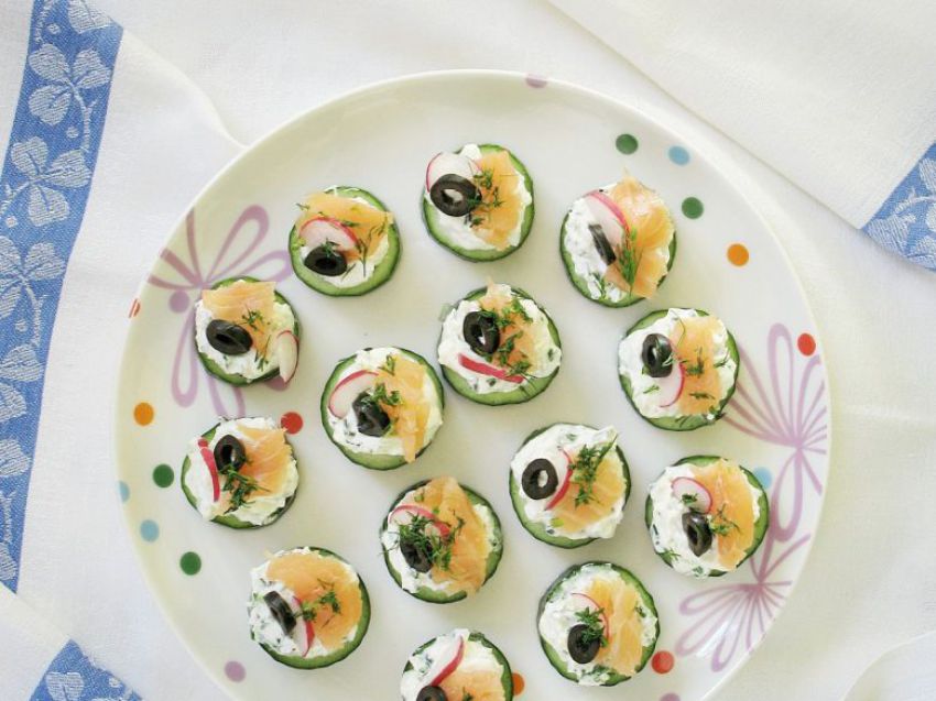 Ogórek faszerowany twarożkiem i wędzonym łososiem Ogórek faszerowany twarożkiem i wędzonym łososiem