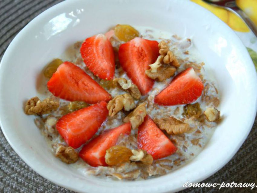 Płatki orkiszowe z truskawkami i orzechami Płatki orkiszowe z truskawkami i orzechami