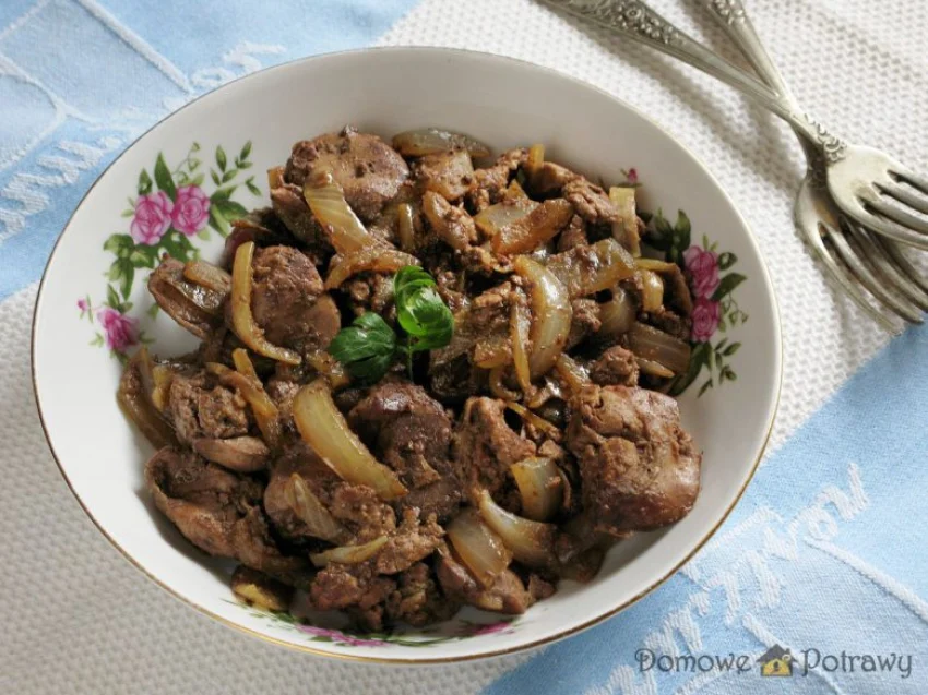 Wątróbka smażona z cebulą Wątróbka smażona z cebulą