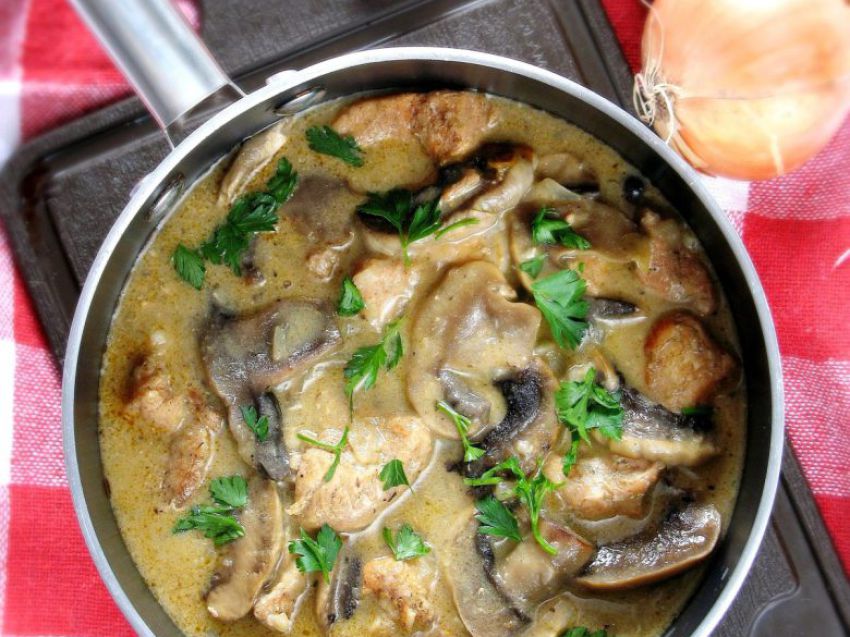 Gulasz z szynki w sosie pieczarkowym Gulasz z szynki w sosie pieczarkowym