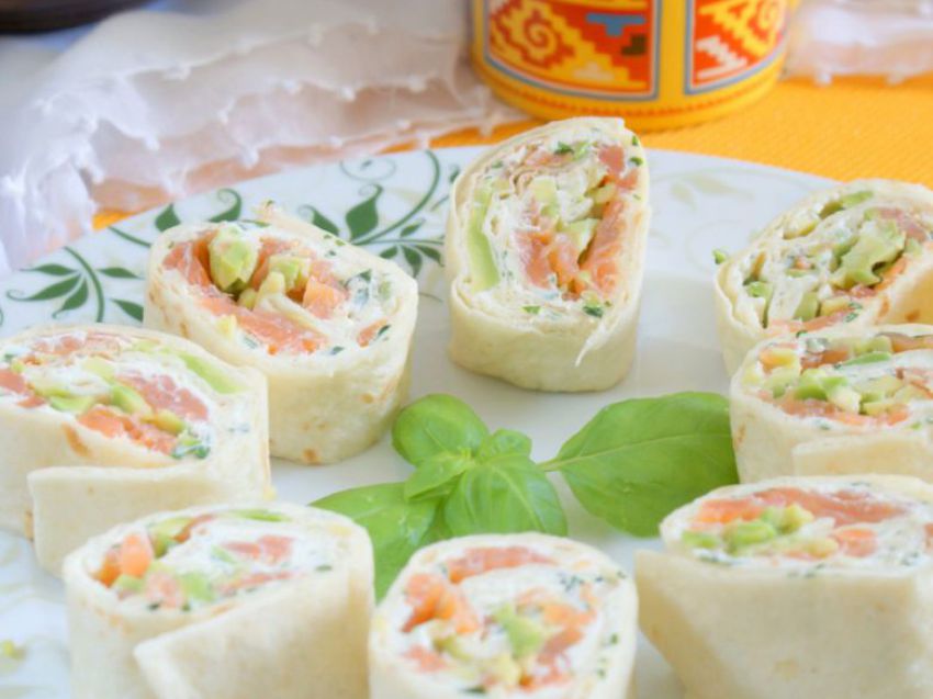 Mini tortille z wędzonym łososiem Mini tortille z wędzonym łososiem