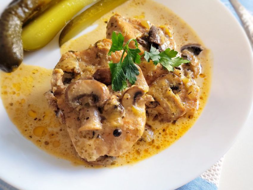 Schab w sosie śmietanowo-pieczarkowym Schab w sosie śmietanowo-pieczarkowym